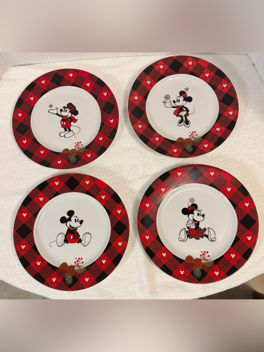 Disney Mickey Minnie Christmas Plaid Appetizer Plates Set 4 Ceramic NWT Zrike